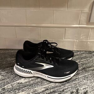 Women’s Brooks Adrenaline 23 Size 9.5